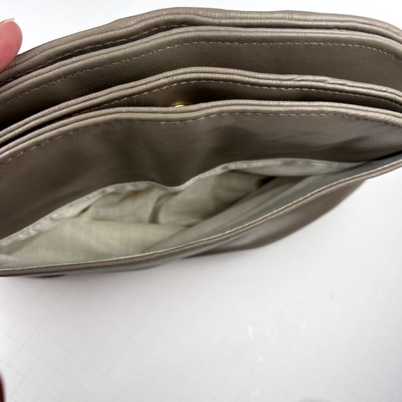 Vintage Clamshell Leather Clutch Handbag Gold-Tone Hardware, Beige - Picture 7 of 9